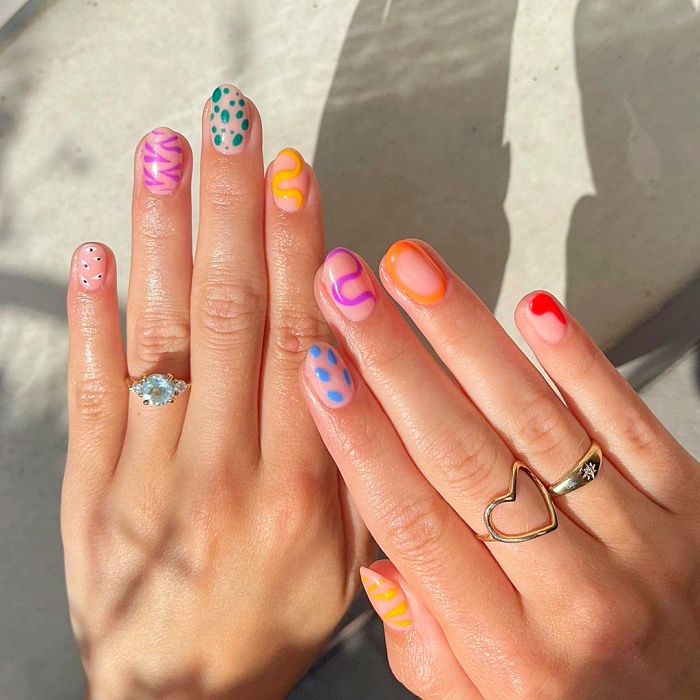 uñas, manicura, postizas con diseños originales, coloridos, neón, rosa pastel, tonos pasteles, rojos, anillos, glitter, brillo y tonos neutrales