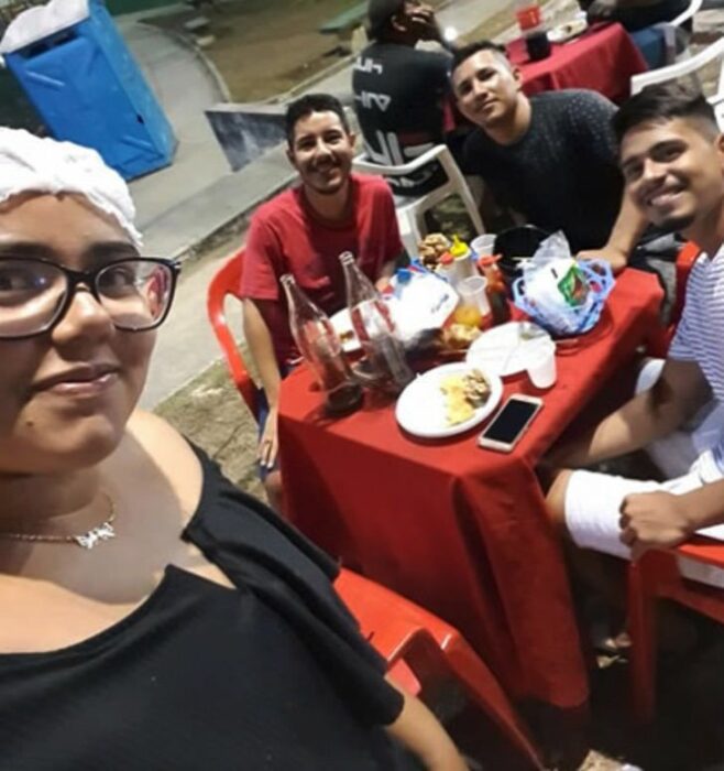 Chica vendiendo comida en un puesto que está en la esquina de una calle