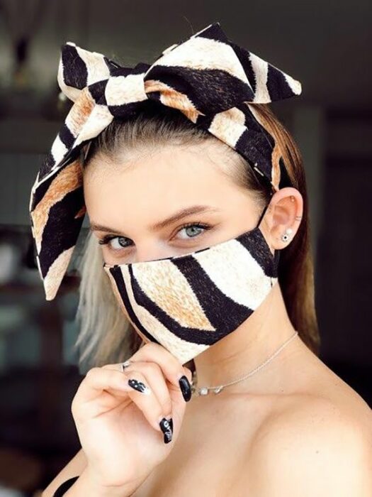 Chica usando una mascarilla de varios colores
