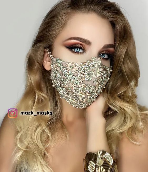 Chica usando una mascarilla de varios colores