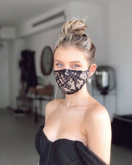 Chica usando una mascarilla de varios colores
