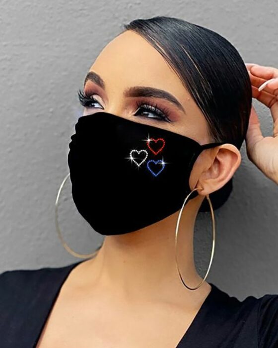 Chica usando una mascarilla de varios colores
