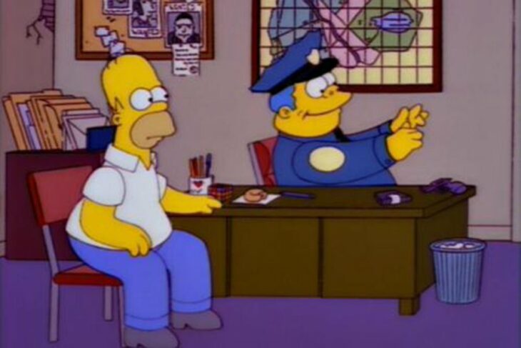 Escena de Los Simpson con Homero y el Jefe Gorgori escribiendo en una máquina invisible