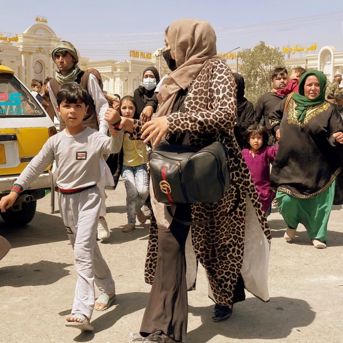 mujeres y niños huyendo de Afganistán