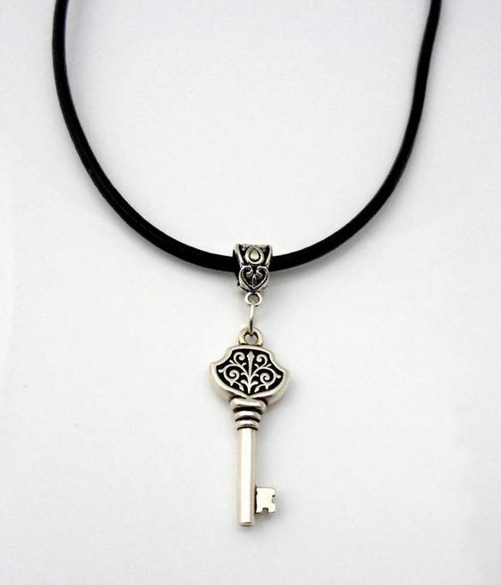 Collar de llave con un cordón negro