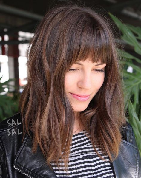 chica con cabello en flequillo ;14 Ideas para cortar tu cabello estilo midi que te encantarán