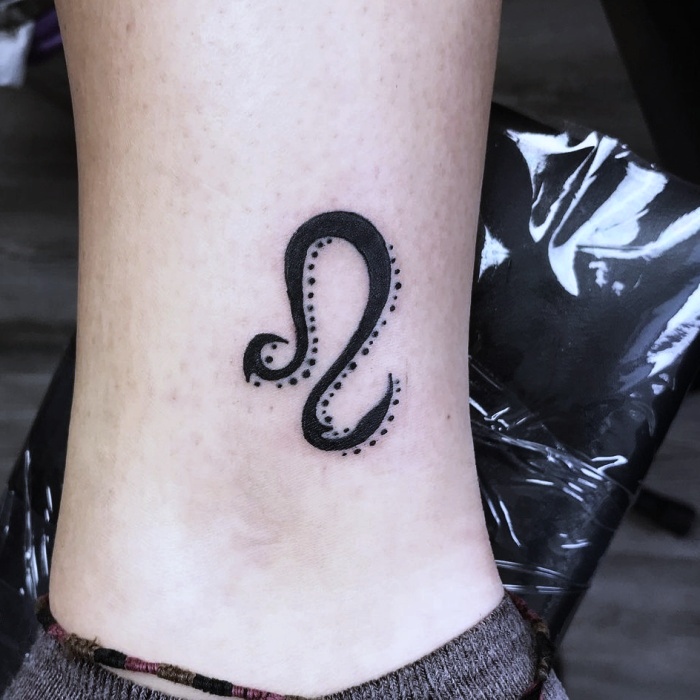 diferentes diseños originales inspirados en el signo zodiacal Leo, tinta negra, con leones, estrellas, constelación