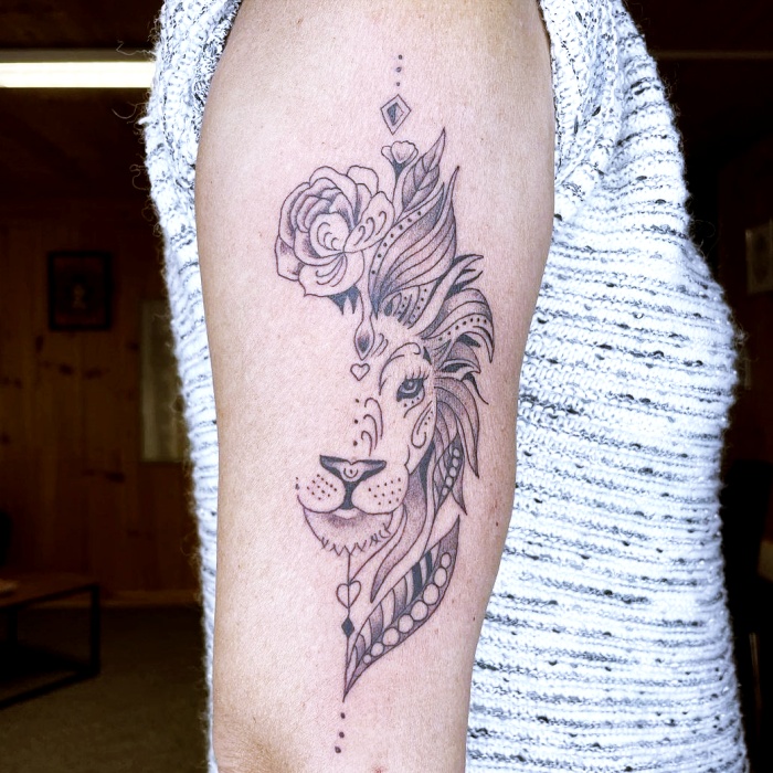 diferentes diseños originales inspirados en el signo zodiacal Leo, tinta negra, con leones, estrellas, constelación