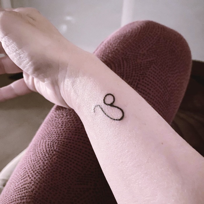 diferentes diseños originales inspirados en el signo zodiacal Leo, tinta negra, con leones, estrellas, constelación