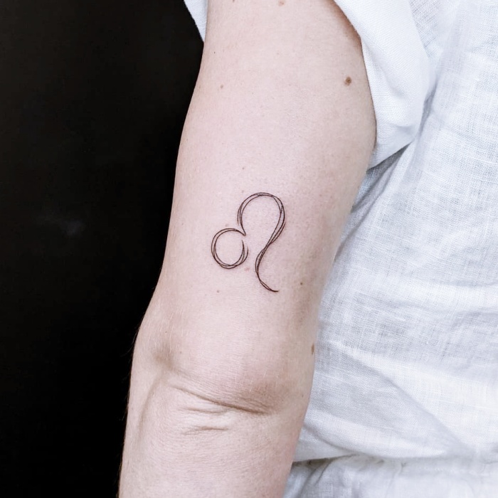 diferentes diseños originales inspirados en el signo zodiacal Leo, tinta negra, con leones, estrellas, constelación