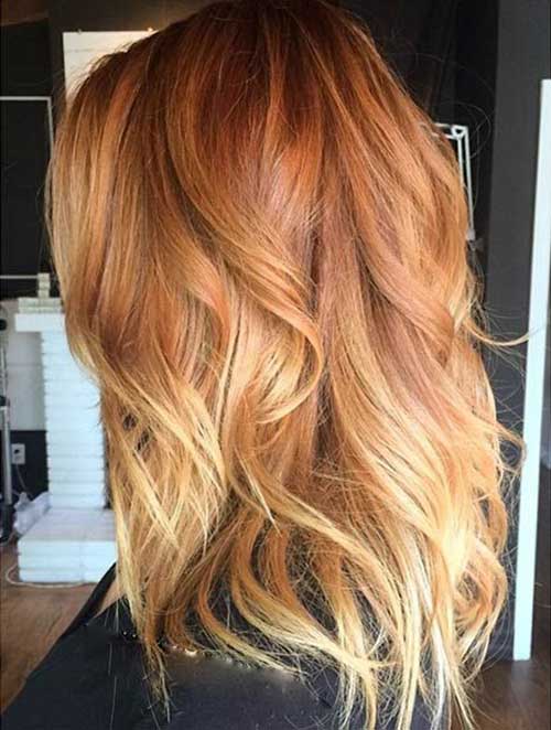 Chica con el cabello teñido de color Creamy Peach