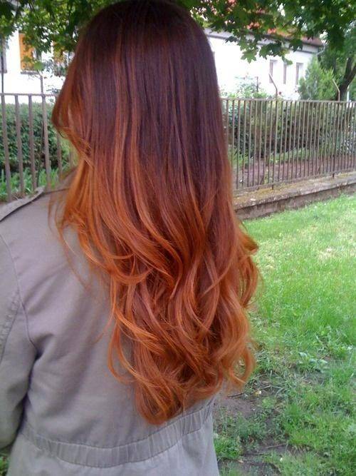 Chica con el cabello teñido de color Creamy Peach