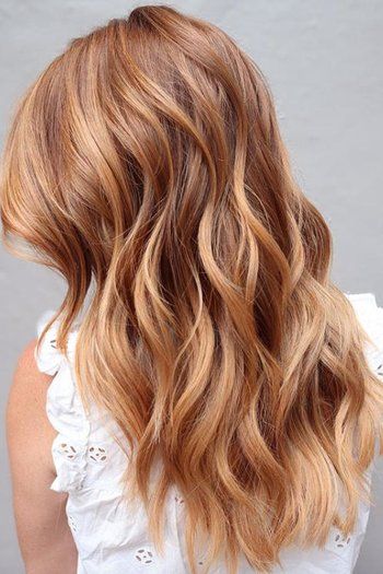 Chica con el cabello teñido de color Creamy Peach