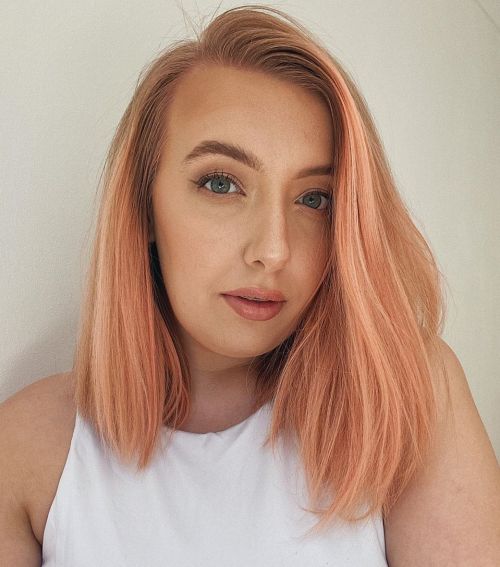 Chica con el cabello teñido de color Creamy Peach