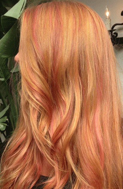 Chica con el cabello teñido de color Creamy Peach
