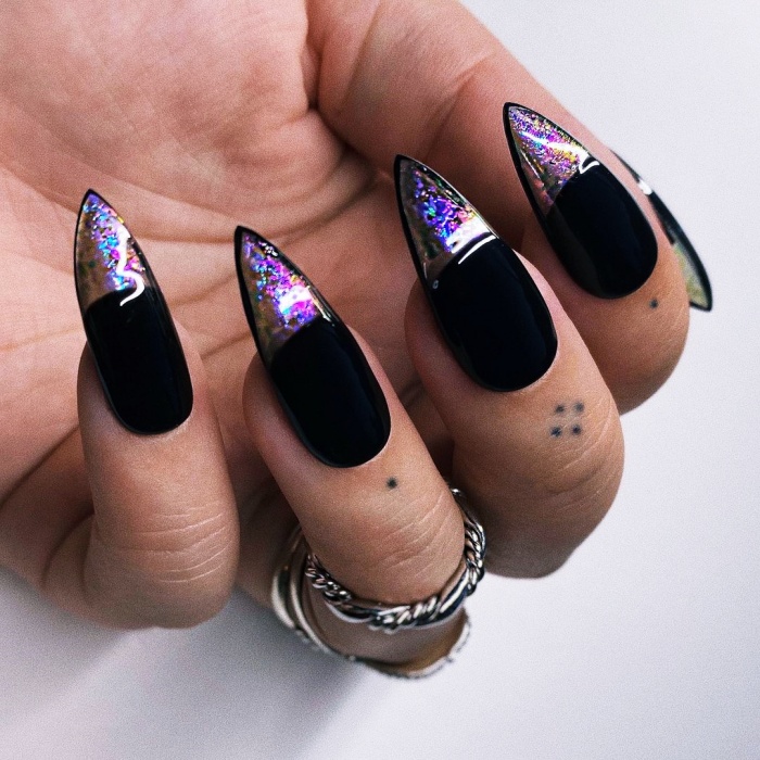 uñas largas, postizas, manicure, gelish de estilo dark, esotérico, brujas, witchy style, dark academia en tonos negro, morado, azul, dorado, verde, con estrellas, lunas, fantasmas y galaxias