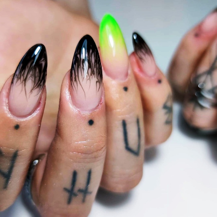 uñas largas, postizas, manicure, gelish de estilo dark, esotérico, brujas, witchy style, dark academia en tonos negro, morado, azul, dorado, verde, con estrellas, lunas, fantasmas y galaxias