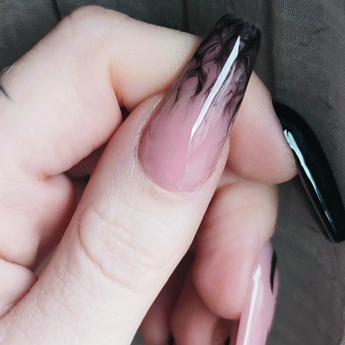 uñas largas, postizas, manicure, gelish de estilo dark, esotérico, brujas, witchy style, dark academia en tonos negro, morado, azul, dorado, verde, con estrellas, lunas, fantasmas y galaxias