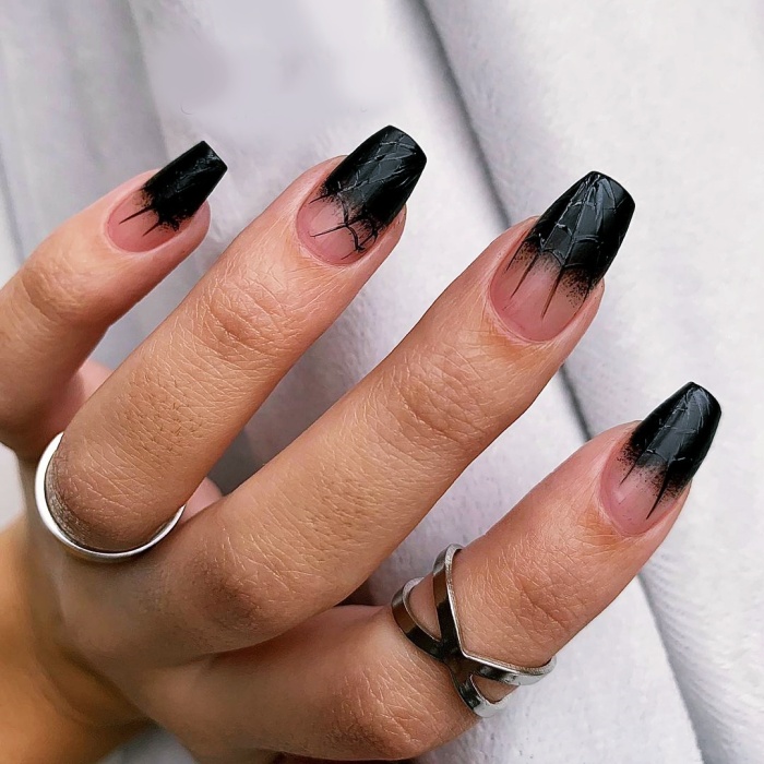 uñas largas, postizas, manicure, gelish de estilo dark, esotérico, brujas, witchy style, dark academia en tonos negro, morado, azul, dorado, verde, con estrellas, lunas, fantasmas y galaxias