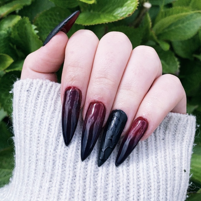 uñas largas, postizas, manicure, gelish de estilo dark, esotérico, brujas, witchy style, dark academia en tonos negro, morado, azul, dorado, verde, con estrellas, lunas, fantasmas y galaxias