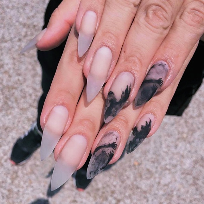 uñas largas, postizas, manicure, gelish de estilo dark, esotérico, brujas, witchy style, dark academia en tonos negro, morado, azul, dorado, verde, con estrellas, lunas, fantasmas y galaxias