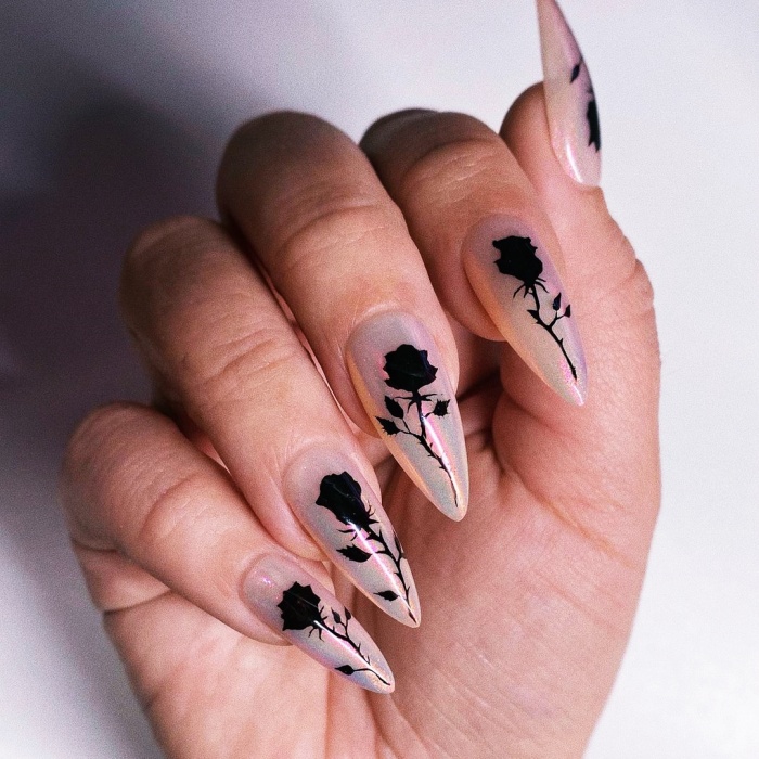 uñas largas, postizas, manicure, gelish de estilo dark, esotérico, brujas, witchy style, dark academia en tonos negro, morado, azul, dorado, verde, con estrellas, lunas, fantasmas y galaxias
