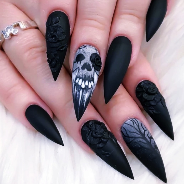 uñas largas, postizas, manicure, gelish de estilo dark, esotérico, brujas, witchy style, dark academia en tonos negro, morado, azul, dorado, verde, con estrellas, lunas, fantasmas y galaxias