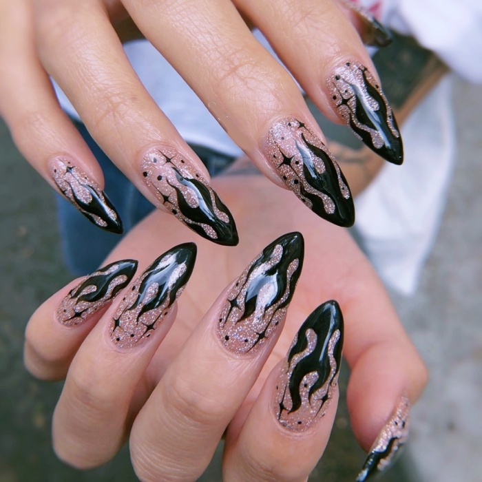 uñas largas, postizas, manicure, gelish de estilo dark, esotérico, brujas, witchy style, dark academia en tonos negro, morado, azul, dorado, verde, con estrellas, lunas, fantasmas y galaxias