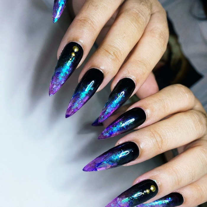 uñas largas, postizas, manicure, gelish de estilo dark, esotérico, brujas, witchy style, dark academia en tonos negro, morado, azul, dorado, verde, con estrellas, lunas, fantasmas y galaxias
