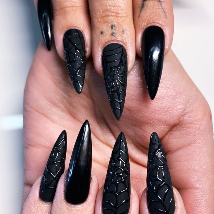 uñas largas, postizas, manicure, gelish de estilo dark, esotérico, brujas, witchy style, dark academia en tonos negro, morado, azul, dorado, verde, con estrellas, lunas, fantasmas y galaxias