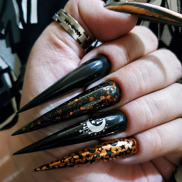 uñas largas, postizas, manicure, gelish de estilo dark, esotérico, brujas, witchy style, dark academia en tonos negro, morado, azul, dorado, verde, con estrellas, lunas, fantasmas y galaxias