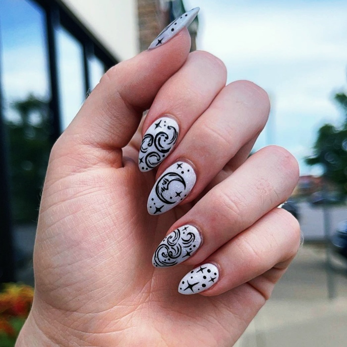 uñas largas, postizas, manicure, gelish de estilo dark, esotérico, brujas, witchy style, dark academia en tonos negro, morado, azul, dorado, verde, con estrellas, lunas, fantasmas y galaxias