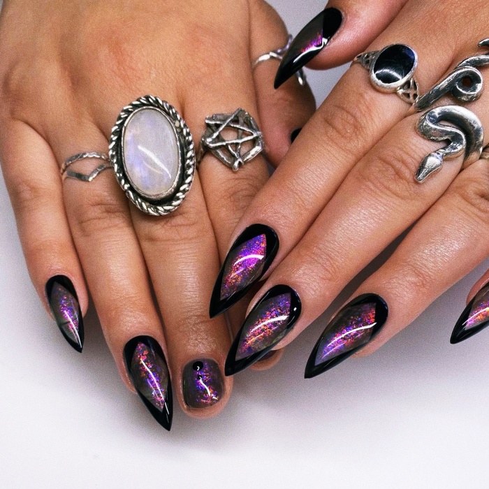 uñas largas, postizas, manicure, gelish de estilo dark, esotérico, brujas, witchy style, dark academia en tonos negro, morado, azul, dorado, verde, con estrellas, lunas, fantasmas y galaxias