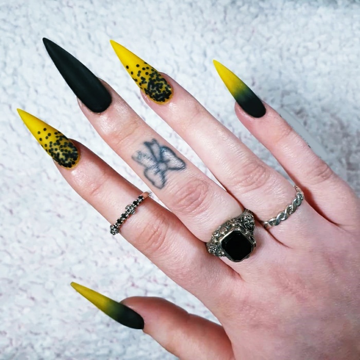 uñas largas, postizas, manicure, gelish de estilo dark, esotérico, brujas, witchy style, dark academia en tonos negro, morado, azul, dorado, verde, con estrellas, lunas, fantasmas y galaxias