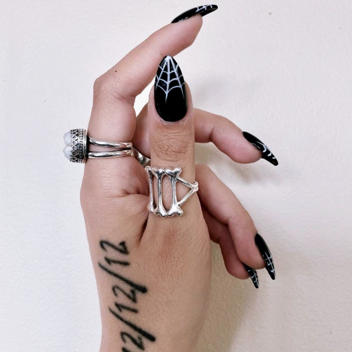 uñas largas, postizas, manicure, gelish de estilo dark, esotérico, brujas, witchy style, dark academia en tonos negro, morado, azul, dorado, verde, con estrellas, lunas, fantasmas y galaxias