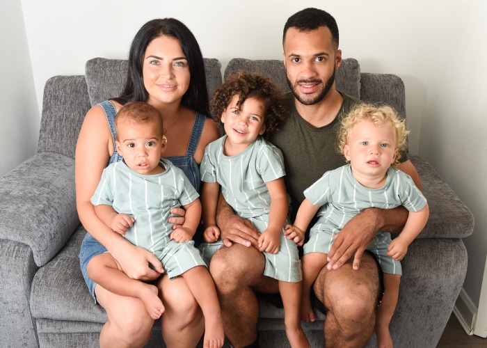 Madre de bebés birraciales en el Reino Unido