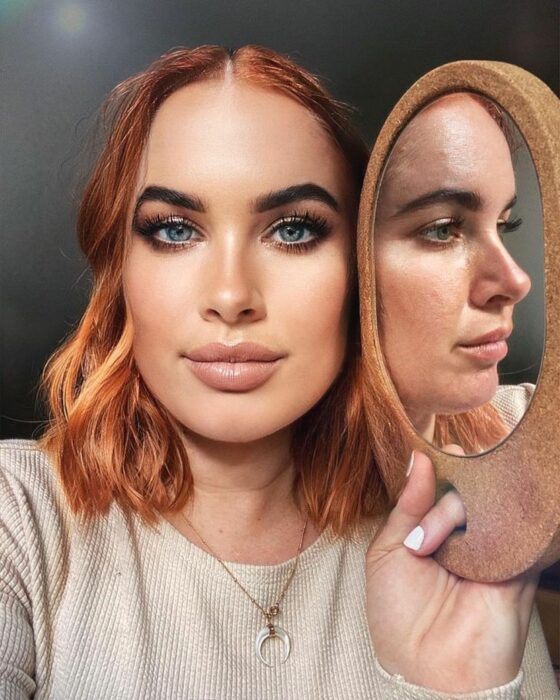 Chica frente al espejo; Influencer rompe estereotipos al mostrar su bigote al natural y negarse a usar filtros