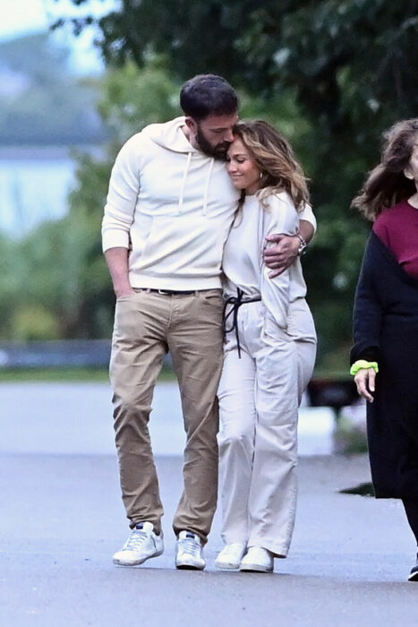Jennifer Lopez y Ben Affleck besándose mientras están de vacaciones 