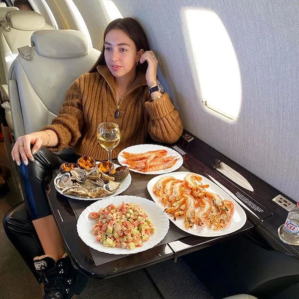 Comiendo mariscos en un avión ;20 'Niños ricos' en Instagram que presumen todo lo que compran con el dinero de papá
