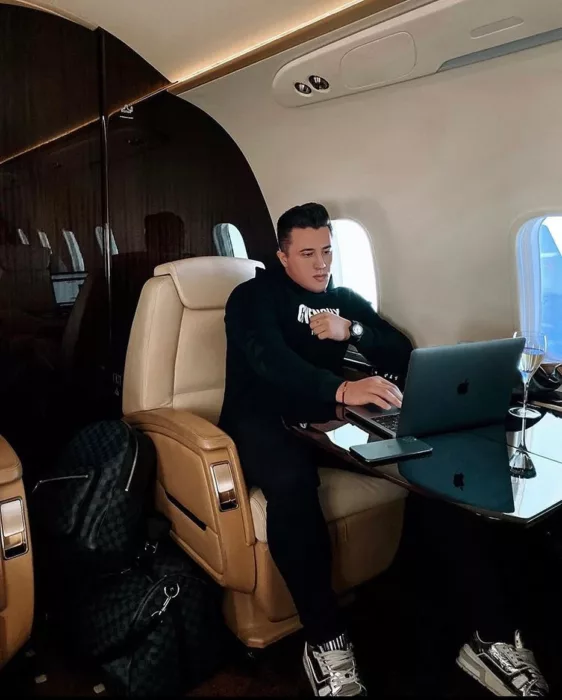 Hombre trabajando en un avión con laptop ;20 'Niños ricos' en Instagram que presumen todo lo que compran con el dinero de papá