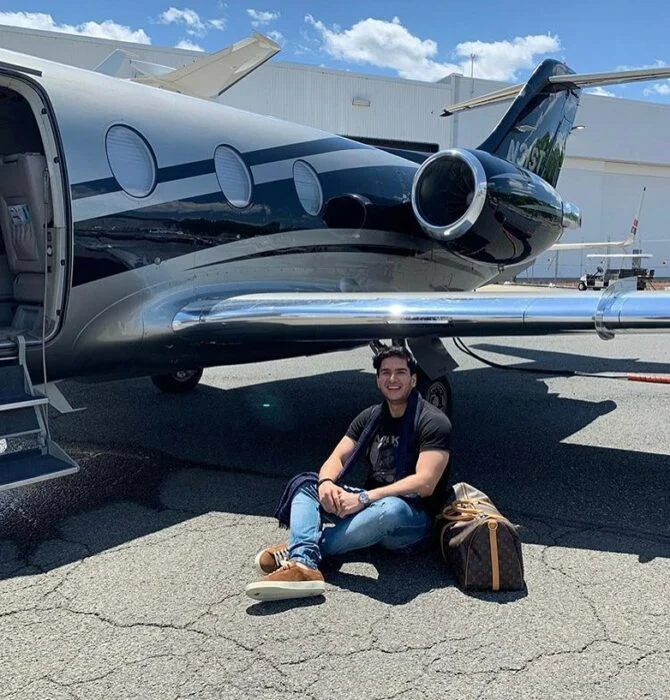 Joven sentado en el asfalto ;20 'Niños ricos' en Instagram que presumen todo lo que compran con el dinero de papá