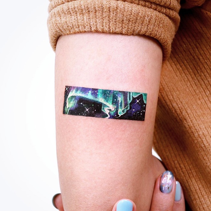 tatuajes inspirados en la galaxia, la luna, planetas, cosmos, galaxias, estrellas, en colores morados, azul, blanco y negro, rosa, blanco, gris