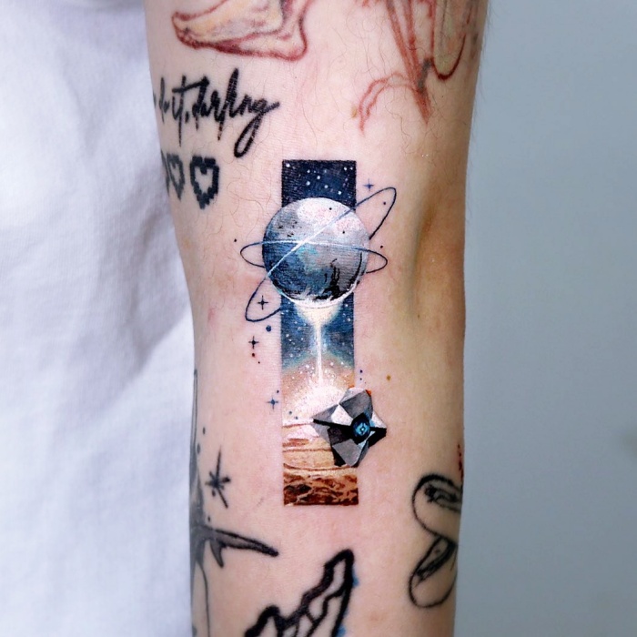 tatuajes inspirados en la galaxia, la luna, planetas, cosmos, galaxias, estrellas, en colores morados, azul, blanco y negro, rosa, blanco, gris