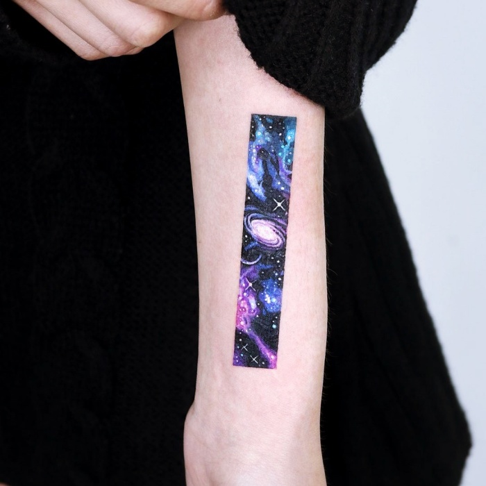 tatuajes inspirados en la galaxia, la luna, planetas, cosmos, galaxias, estrellas, en colores morados, azul, blanco y negro, rosa, blanco, gris
