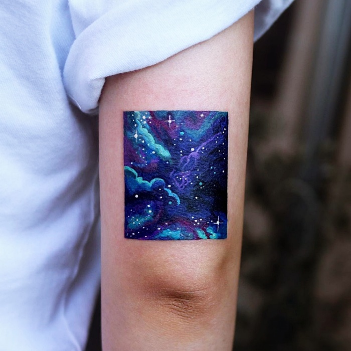 tatuajes inspirados en la galaxia, la luna, planetas, cosmos, galaxias, estrellas, en colores morados, azul, blanco y negro, rosa, blanco, gris