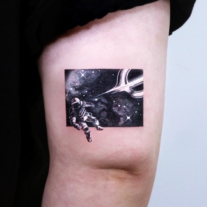 tatuajes inspirados en la galaxia, la luna, planetas, cosmos, galaxias, estrellas, en colores morados, azul, blanco y negro, rosa, blanco, gris