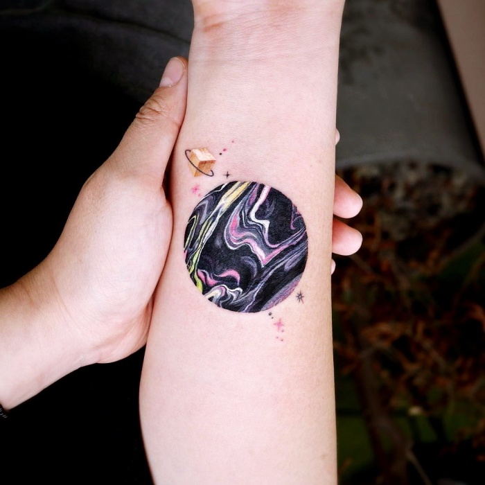tatuajes inspirados en la galaxia, la luna, planetas, cosmos, galaxias, estrellas, en colores morados, azul, blanco y negro, rosa, blanco, gris