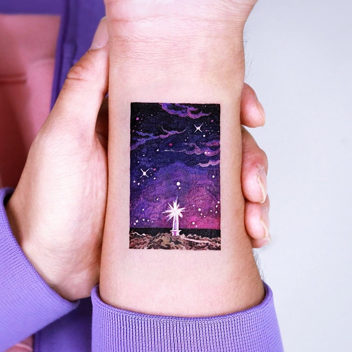 tatuajes inspirados en la galaxia, la luna, planetas, cosmos, galaxias, estrellas, en colores morados, azul, blanco y negro, rosa, blanco, gris