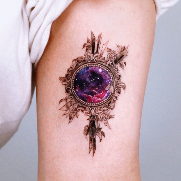 tatuajes inspirados en la galaxia, la luna, planetas, cosmos, galaxias, estrellas, en colores morados, azul, blanco y negro, rosa, blanco, gris