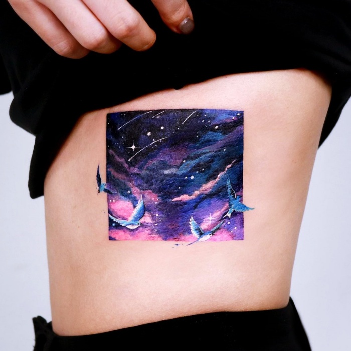 tatuajes inspirados en la galaxia, la luna, planetas, cosmos, galaxias, estrellas, en colores morados, azul, blanco y negro, rosa, blanco, gris